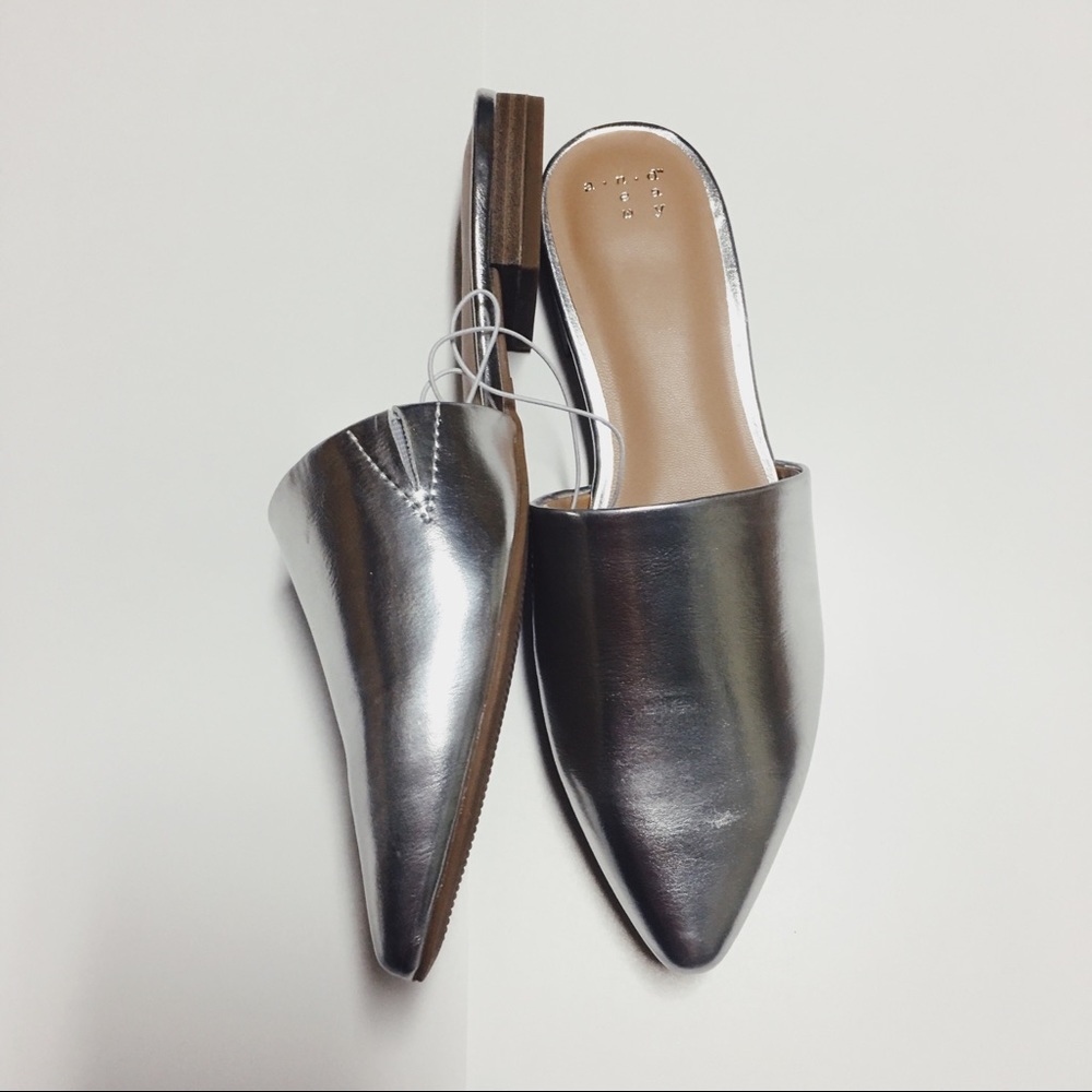 NWT metallic silver mules flats sz 7
